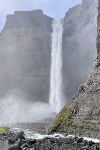 Vandfald i naturskønne omgivelser med klipper og sprøjtende vand.