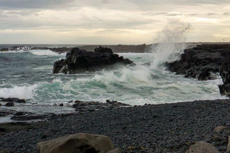Vilde klippeformationer ved havet