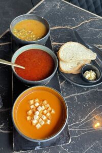 Tre skåle med suppe