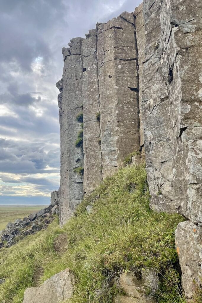 Mørke, lagdelte klipper i naturen, skabt af geologiske kræfter.