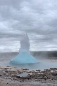 geysir af varmt vand på vej op