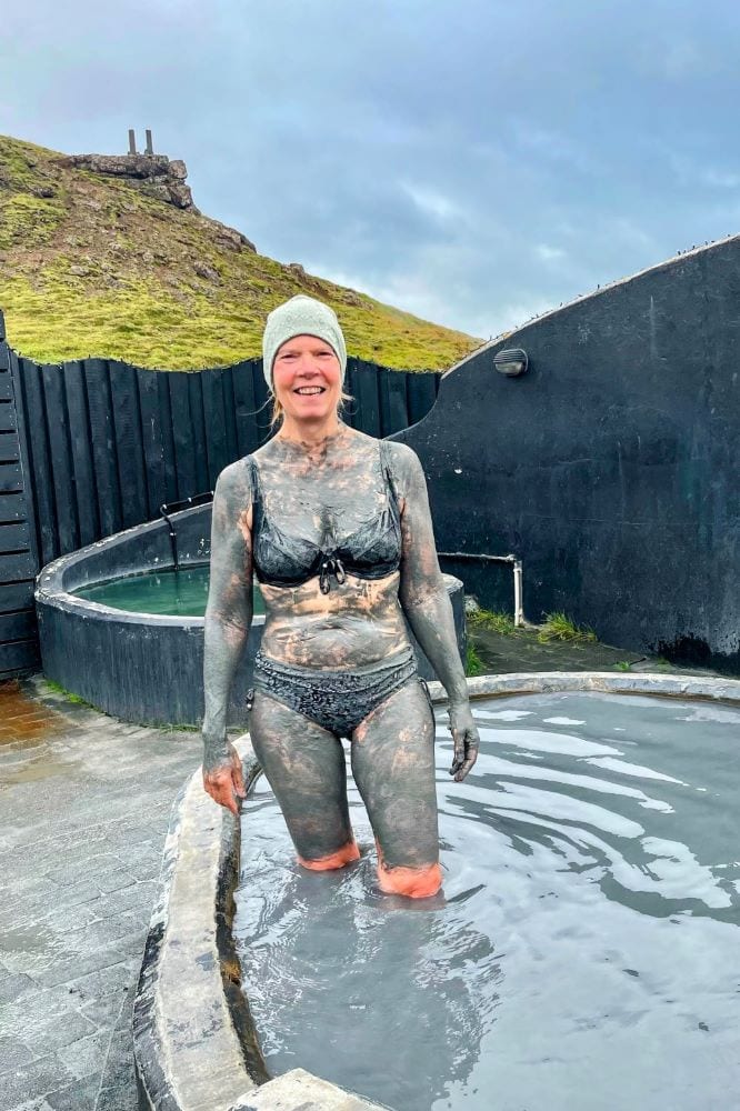 Varm kilde i Island med sort skønhed og natur, perfekt til afslapning og wellness.