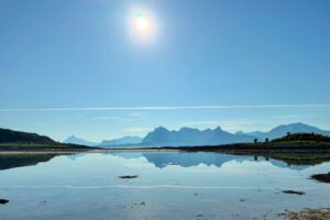 Smuk vand og aftensol over bjerge