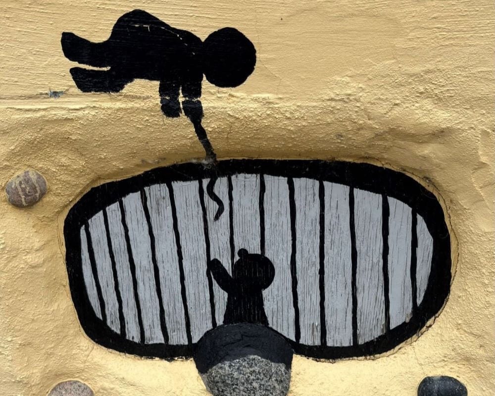 Kunstnerisk gadekunst på en væg i Marstal