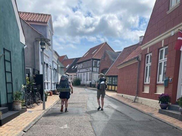 to der går med rygsæk gennem Rudkøbing