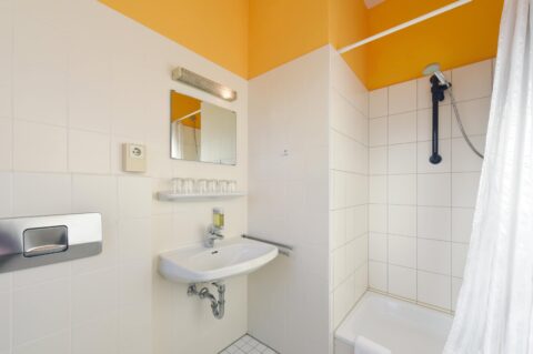 Comfort Badezimmer mit eigenem Waschbecken und Dusche.