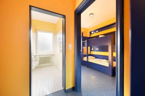 Comfort-Zimmer mit einem Etagenbett für zwei Personen und eigenem Badezimmer.