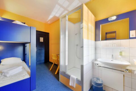 Economy-Zimmer mit einem Etagenbett für 2 Personen mit Waschbecken und eigener Dusche.