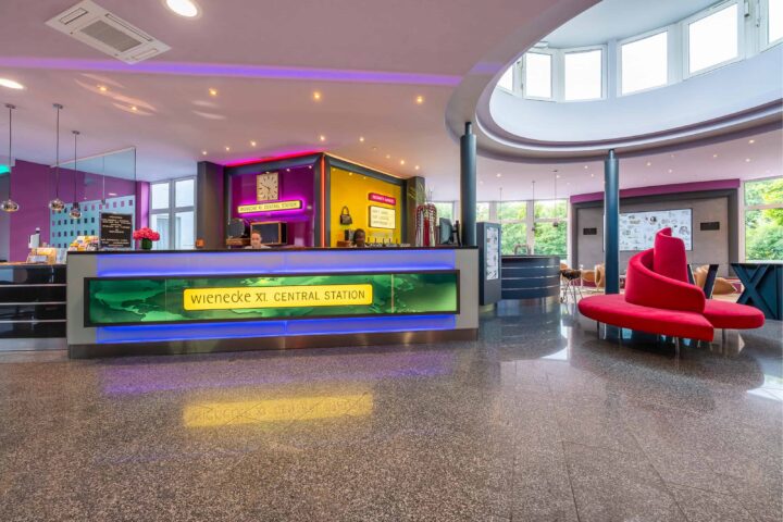Moderne Hotellobby mit Rezeption und Designer-Loungemöbeln.