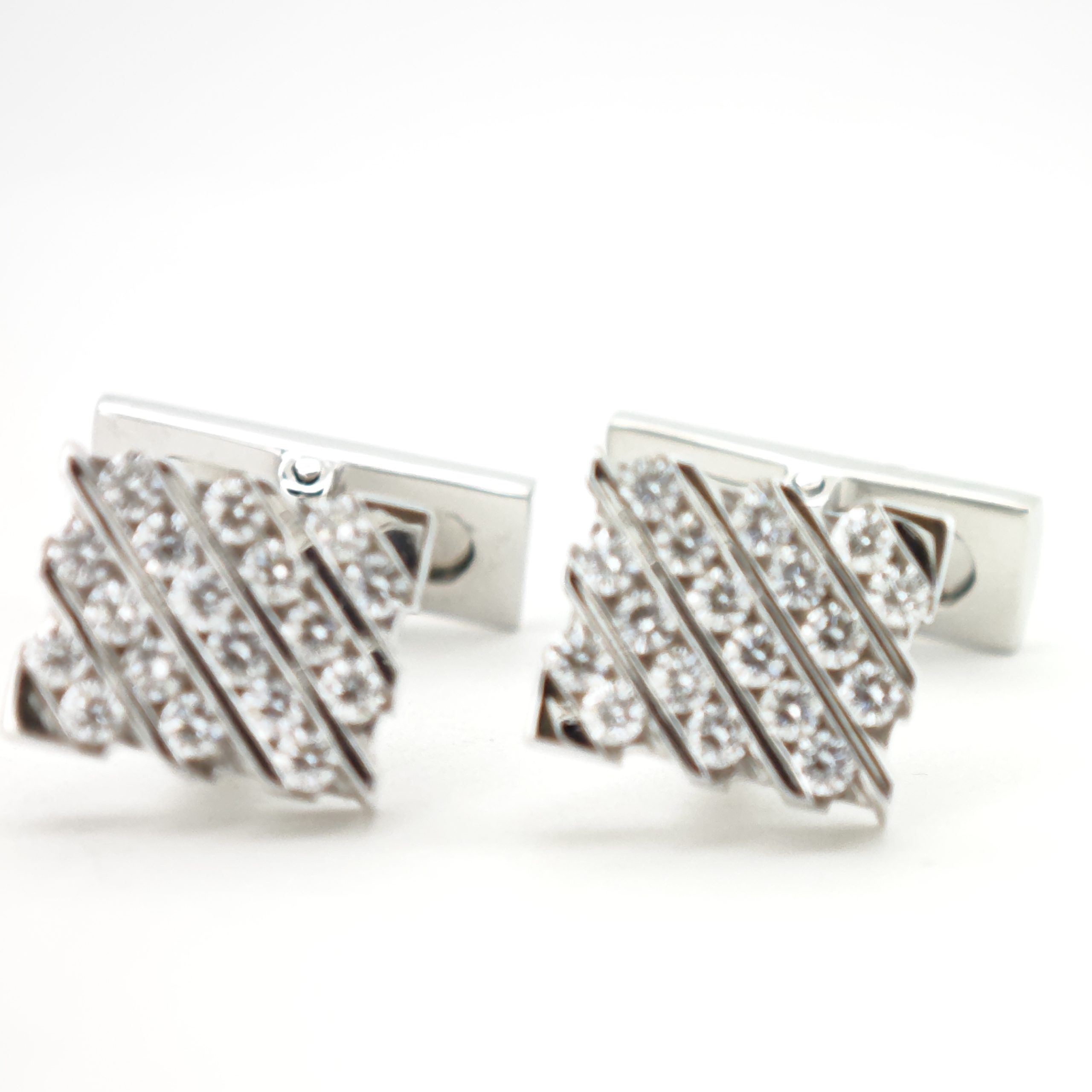 butoni aur 18k cu diamante asprey