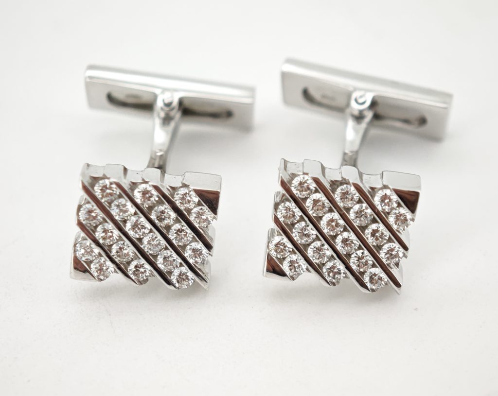 butoni aur 18k cu diamante asprey