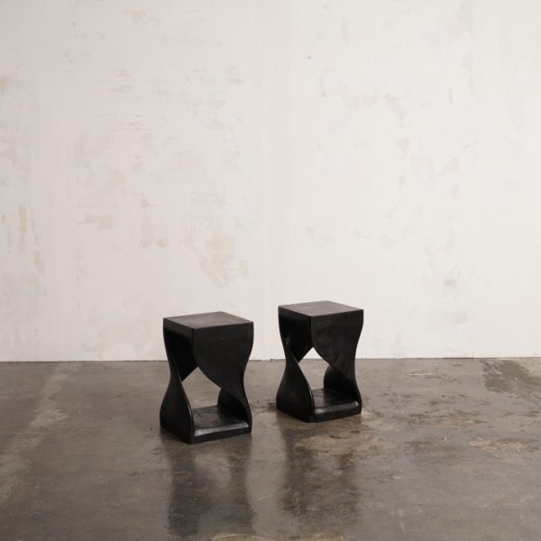 Mesa auxiliar Nero de madera maciza negra para zonas lounge y salas de hotel
