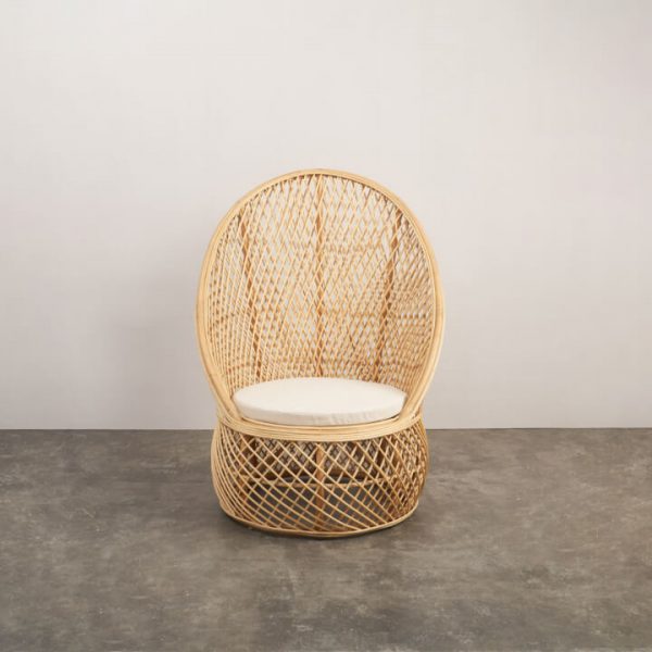 Sillón Cocoa estilo peacock de ratán natural con asiento beige para mesas presidenciales