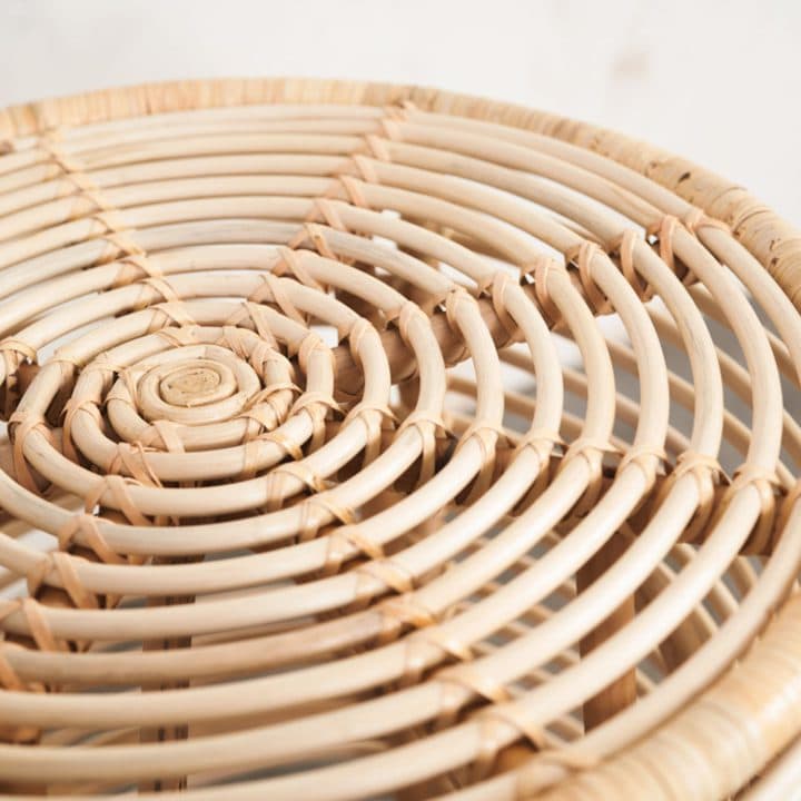 Detalle del trenzado circular de ratán de la Mesa alta H