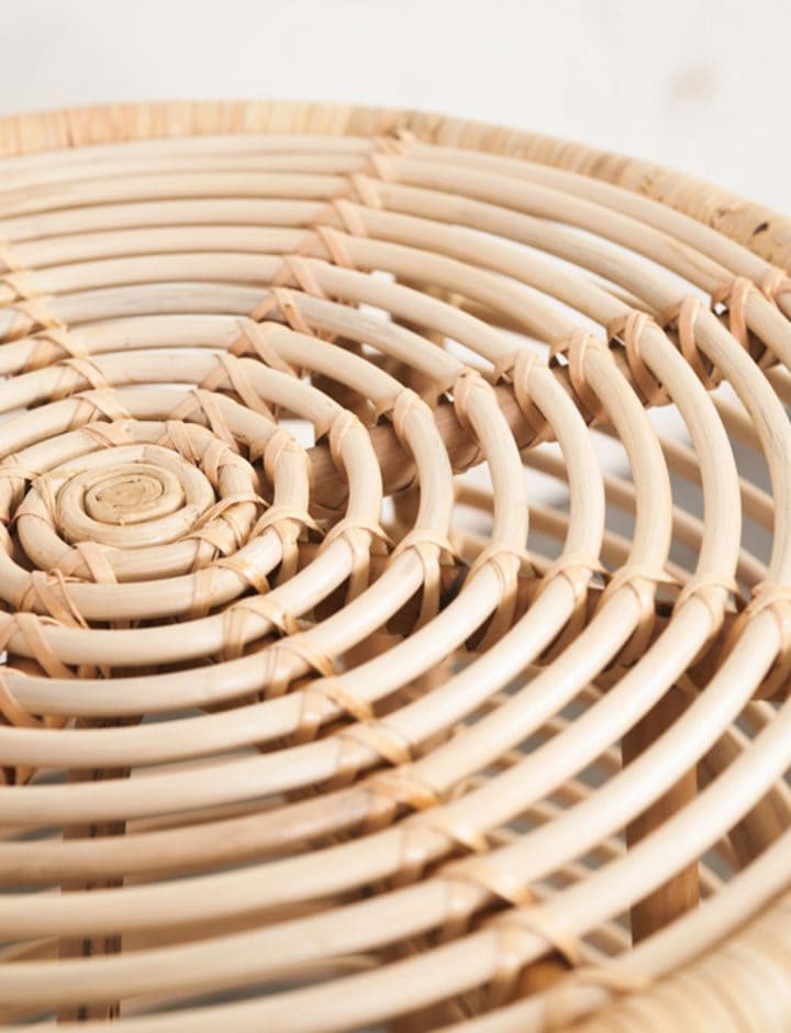 Detalle del trenzado circular de ratán de la Mesa alta H