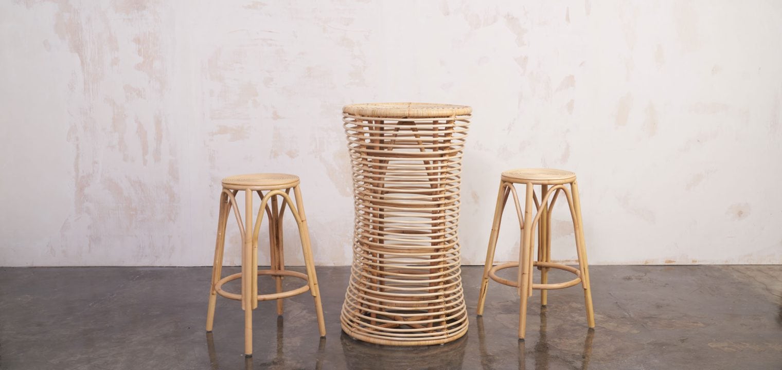 Mesa alta H de ratán con dos taburetes H, conjunto para cóctel