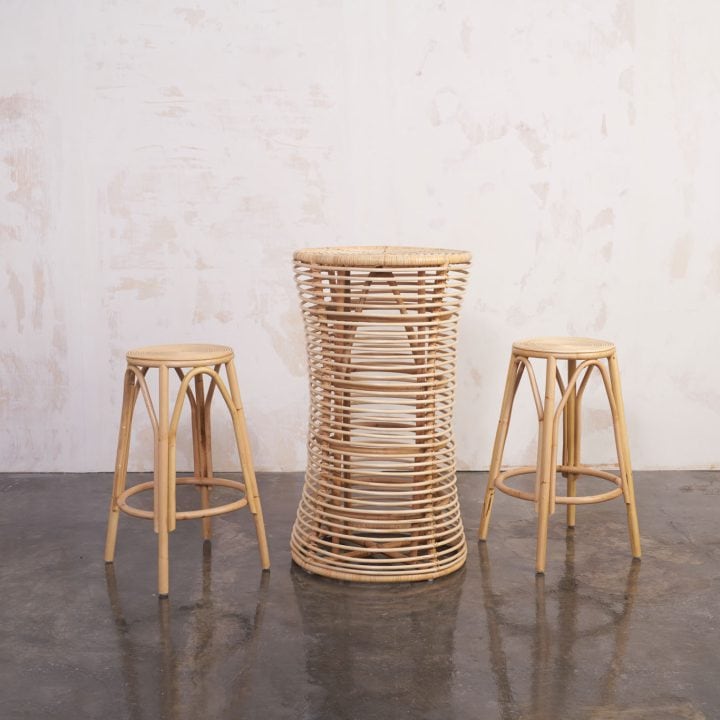 Mesa alta H de ratán con dos taburetes H, conjunto para cóctel