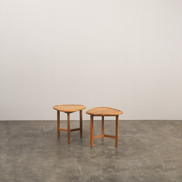 Mesa auxiliar Henry de teca natural para apoyar bebidas junto a sofás y sillones