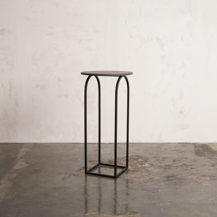 Mesa alta U de metal negro con arcos Art Déco, vista frontal