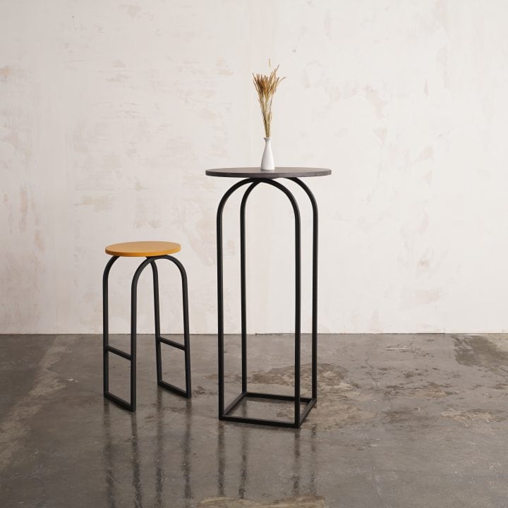 Mesa alta U negra con taburete U amarillo, conjunto para mostrador