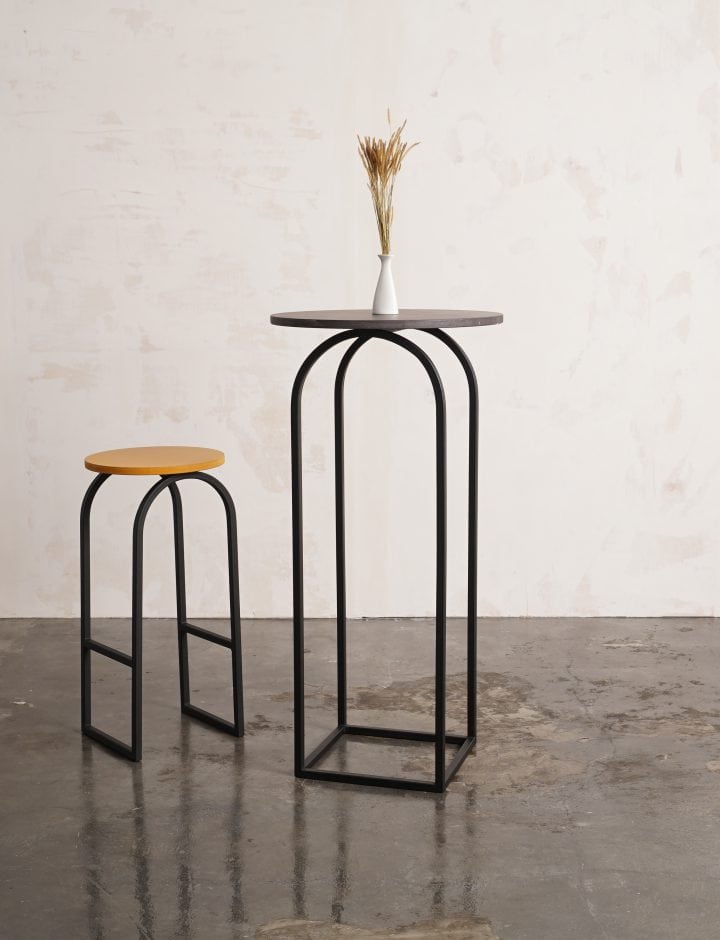 Mesa alta U negra con taburete U amarillo, conjunto para mostrador