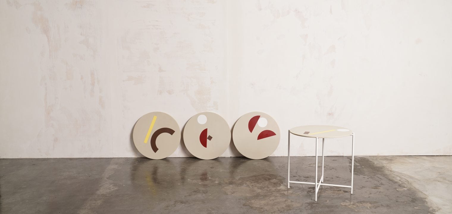 Mesas Wally crema con tableros desmontables con dibujos de colores