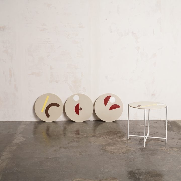 Mesas Wally crema con tableros desmontables con dibujos de colores