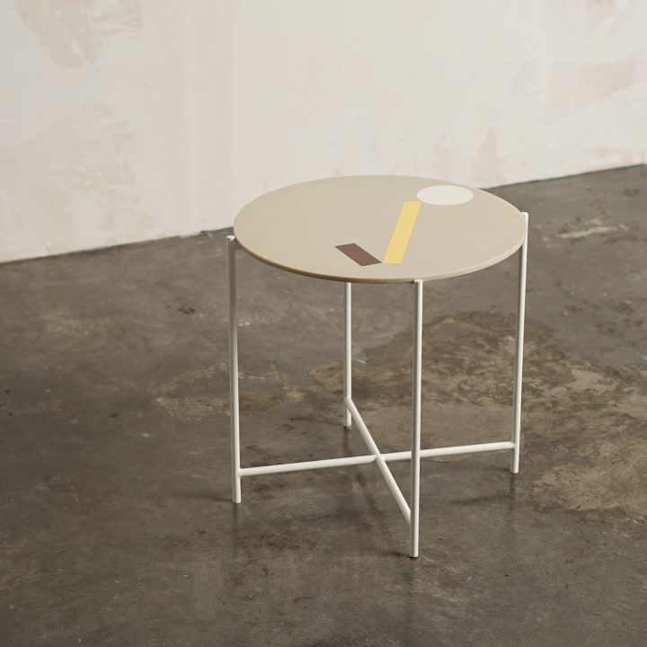 Mesa auxiliar Wally de patas blancas y tablero crema con motivo amarillo