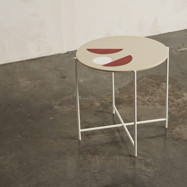 Mesa Wally de patas blancas y tablero crema con dibujo rojo
