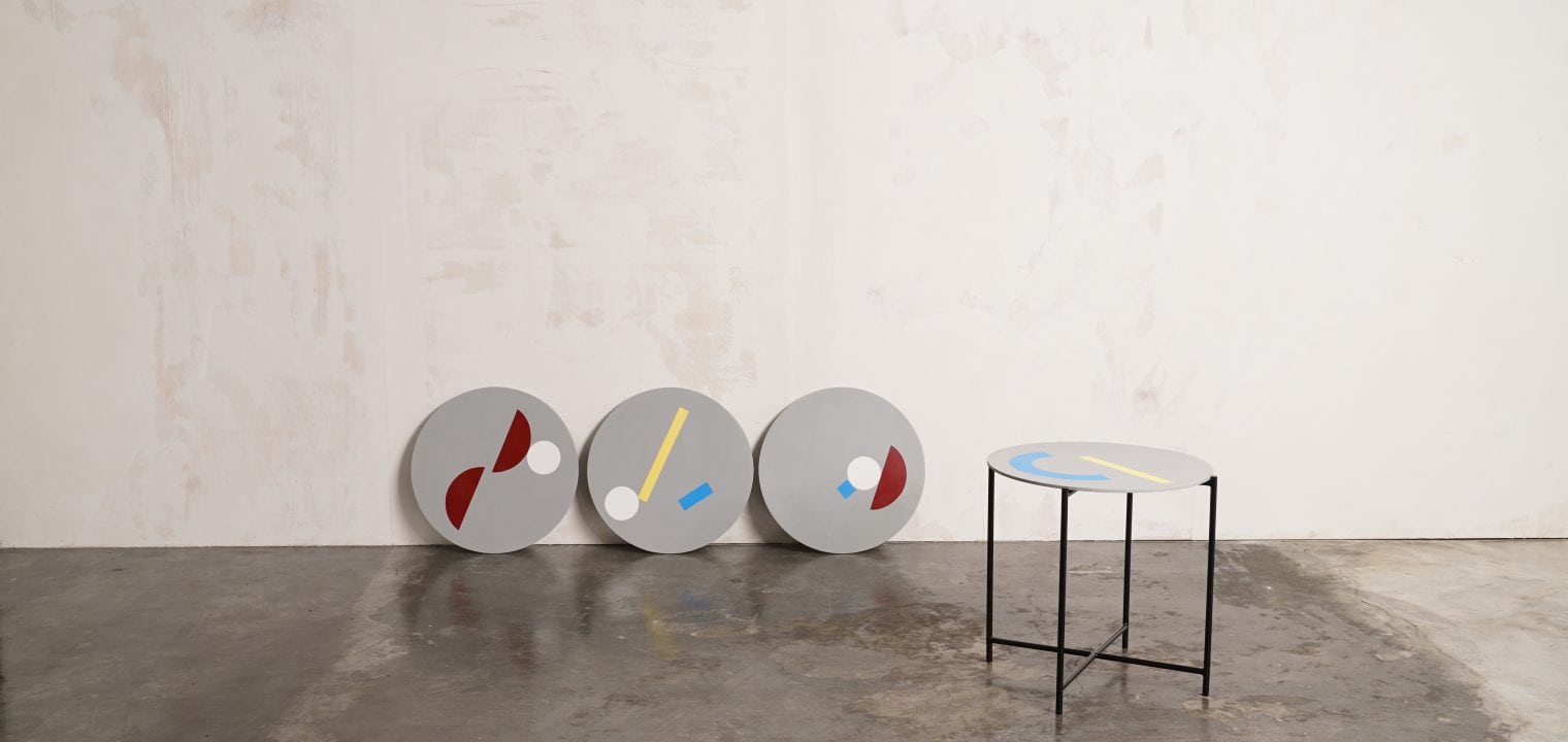 Mesas Wally gris con tableros desmontables con dibujo de colores