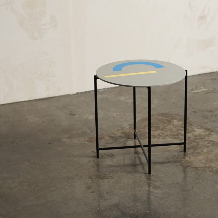 Mesa Wally de patas negras con tablero gris y dibujo azul y amarillo