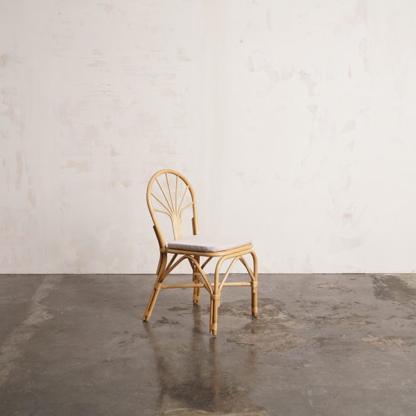 Silla Caty de ratán natural hecha a mano con cojín beige para bodas en finca
