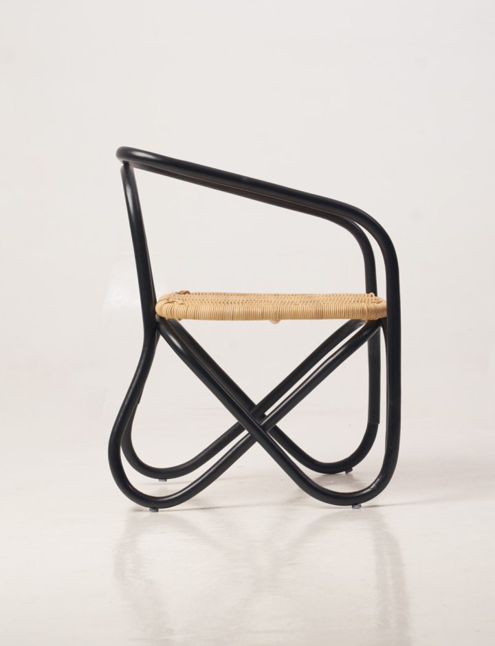 Silla de ratán negro Frank Black, vista lateral