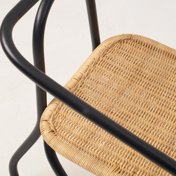 Detalle del asiento trenzado de la silla de ratán negro Frank Black