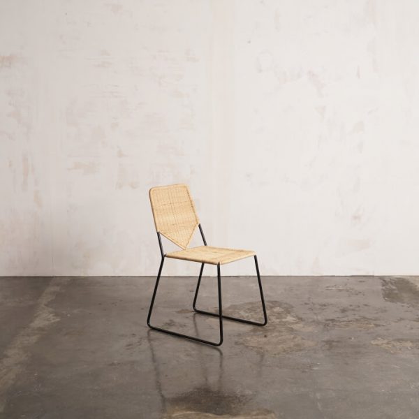 Silla 11 de metal negro con asiento y respaldo de ratán para cenas y congresos
