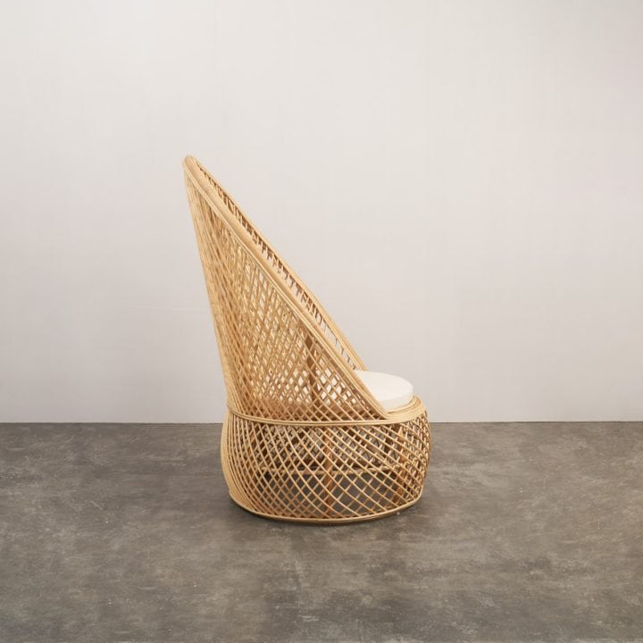 Sillón Cocoa de ratán natural de perfil, respaldo alto