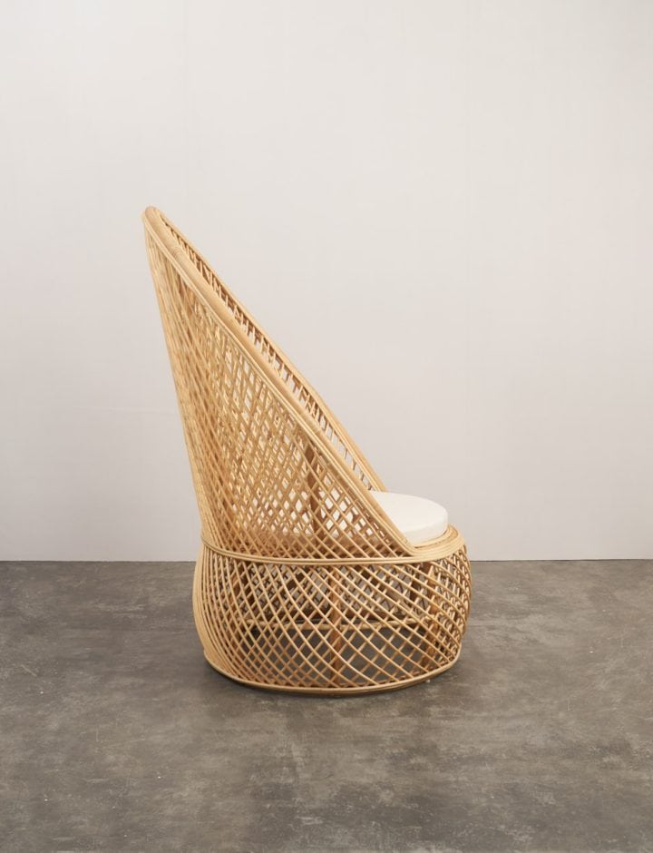 Sillón Cocoa de ratán natural de perfil, respaldo alto
