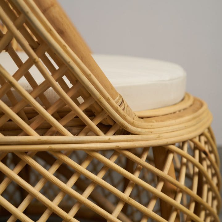 Detalle del entramado de ratán y el asiento beige del Sillón Cocoa