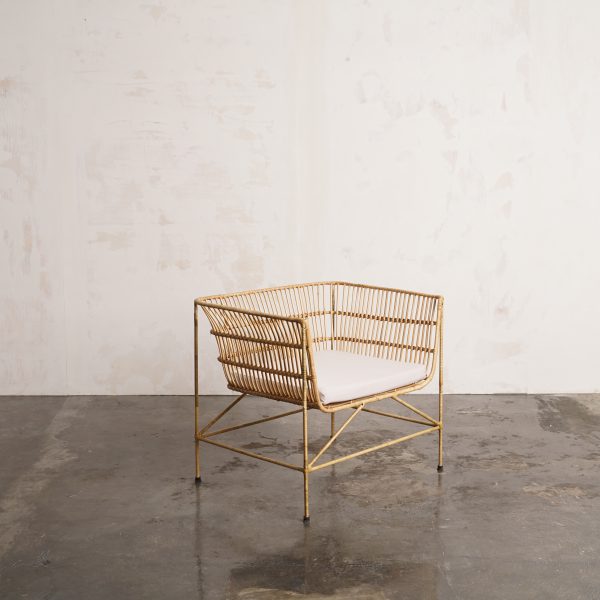 Sillón Momo de ratán natural y metal con cojín beige para terrazas y zonas de estar