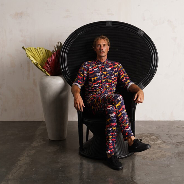Sillón peacock Palma de ratán negro con galleta negra para photocalls y eventos de noche