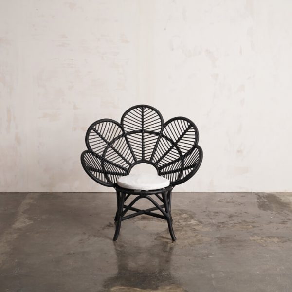 Sillón Ivy de ratán negro con cojín blanco o teja para decoraciones protagonistas