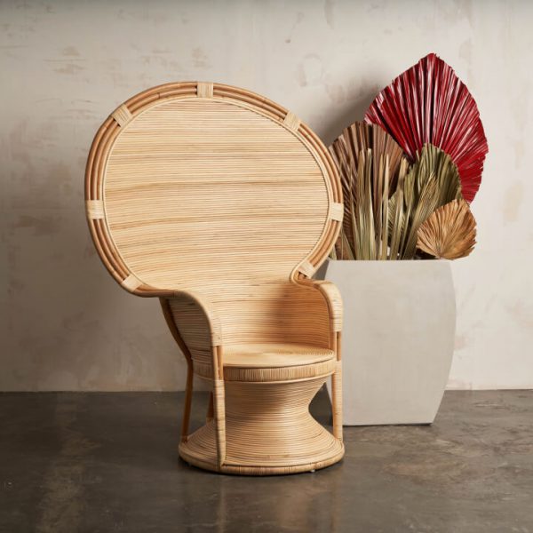 Sillón peacock Palma de ratán natural con galleta beige para ceremonias y sesiones de fotos