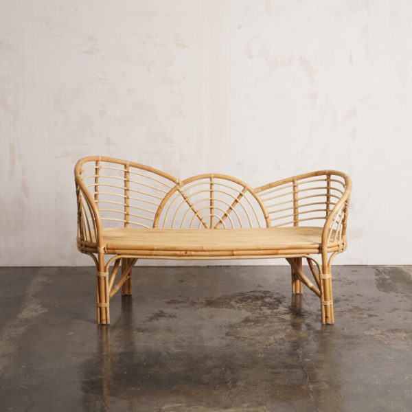 Sofá Nami 3 de ratán natural con silueta curva para definir zonas lounge en bodas