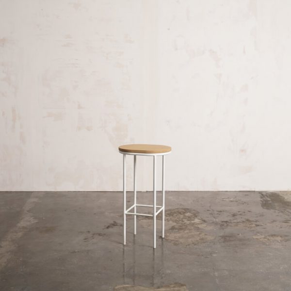 Taburete alto M de metal con asiento de madera natural para mesas altas en bodas