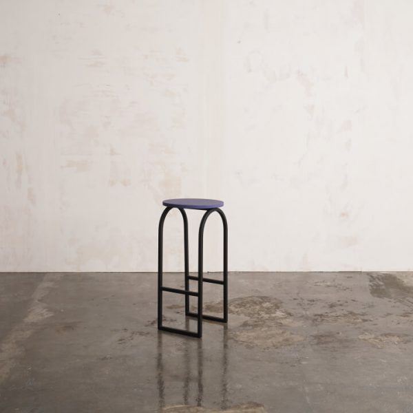 Taburete alto U de metal negro con asiento azul para lanzamientos y presentaciones
