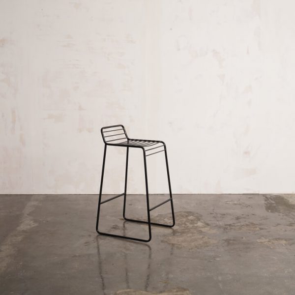 Taburete alto Y de metal negro con galleta para mesas altas en afterworks y networking