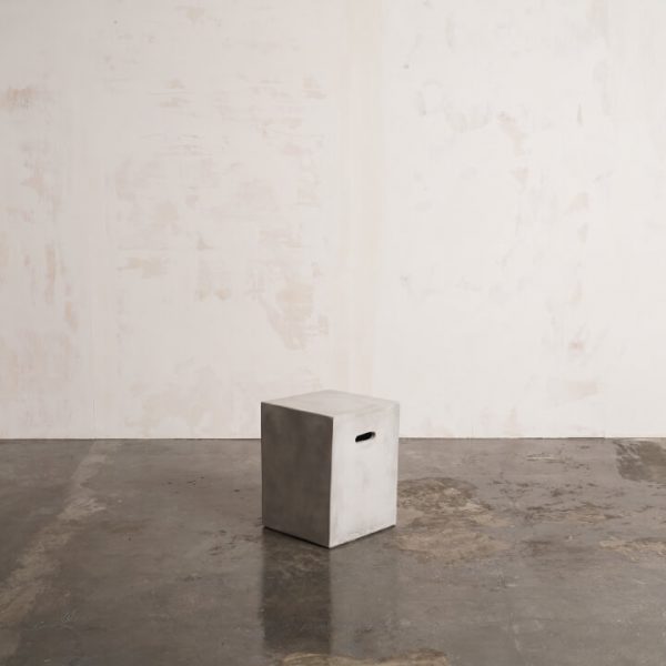 Puff Concrete Square de cemento pulido, asiento o mesa auxiliar para galerías y showrooms