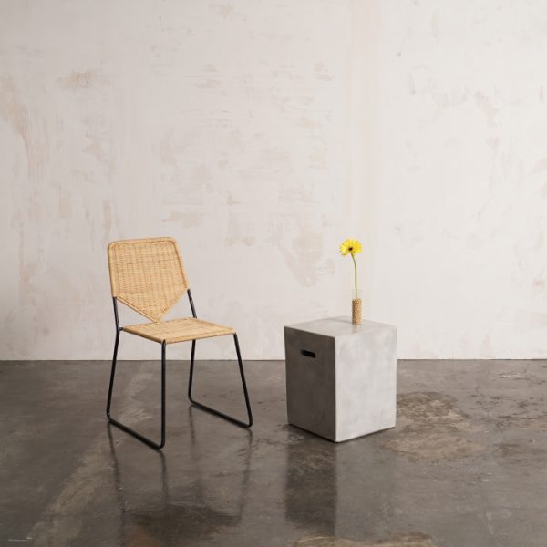 Mesa baja Concrete Square de cemento pulido para presentaciones y espacios de marca