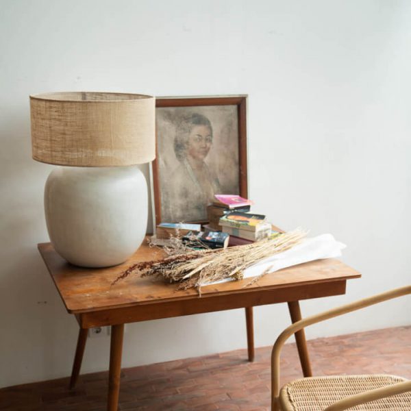 Lámpara de mesa de cemento Simone sobre un escritorio de madera