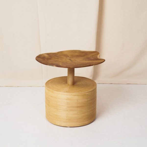 Mesa auxiliar de raíz de teca y ratán Ray